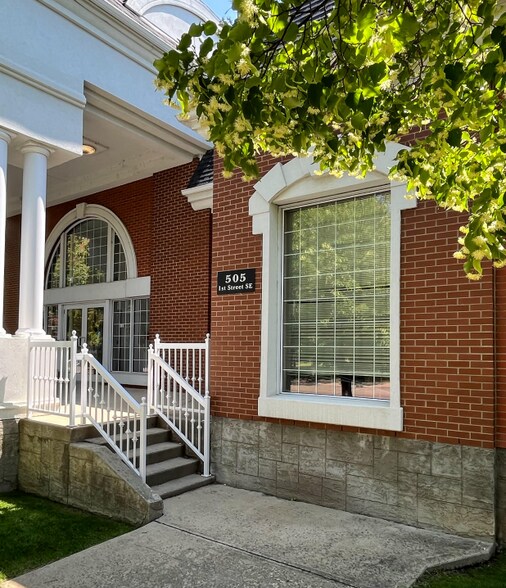 505 1 St SE, Medicine Hat, AB à louer - Photo du bâtiment - Image 1 de 2