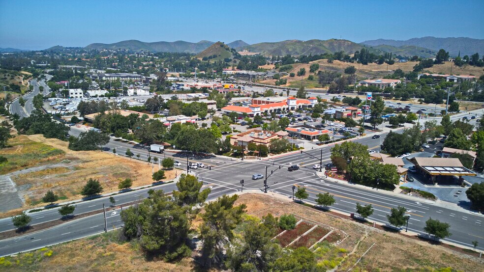 5001-5033 Kanan Rd, Agoura Hills, CA à louer - Photo du bâtiment - Image 2 de 15