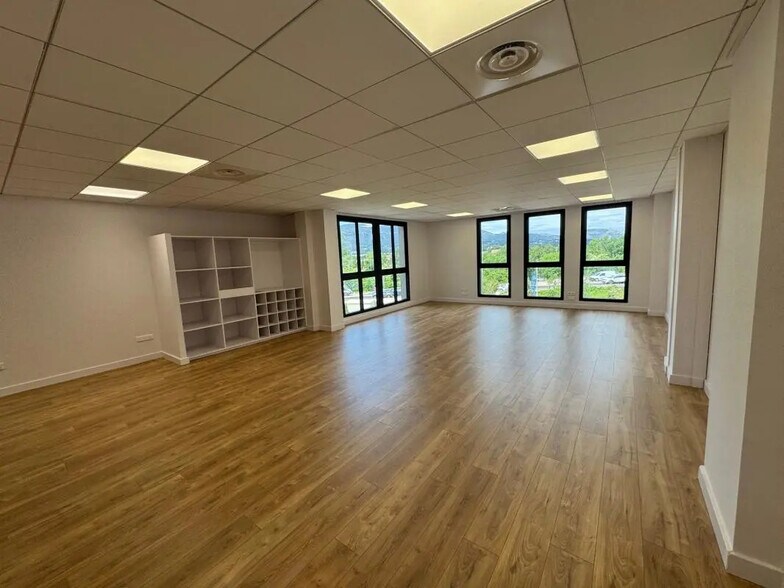 Office in Aubagne for lease - Interior Photo - Image 1 of 7