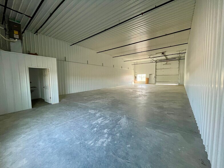 385 Blacketor Dr, Rochester, IN for lease - Interior Photo - Image 3 of 9