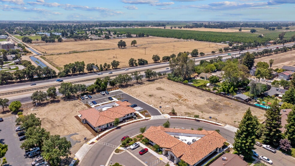 Avenida De Los Robles, Visalia, CA for sale - Building Photo - Image 2 of 4