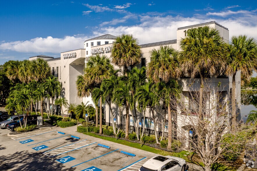 12651 W Sunrise Blvd, Sunrise, FL à louer - Photo du bâtiment - Image 1 de 3