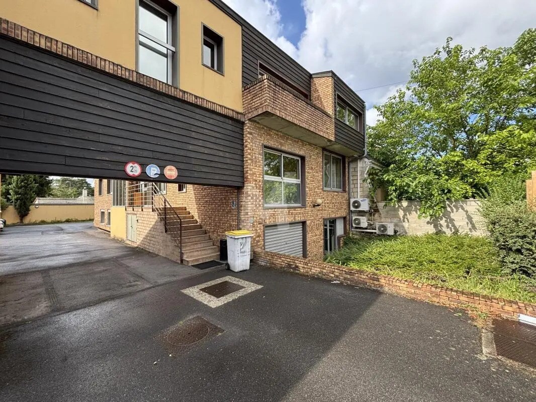 Office in Longjumeau for sale Building Photo- Image 1 of 17
