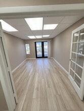 2500 Tamiami Trl N, Naples, FL à louer Photo intérieure- Image 2 de 7