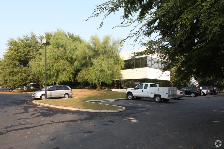 3008 Sillect Ave, Bakersfield, CA for sale - Building Photo - Image 3 of 38