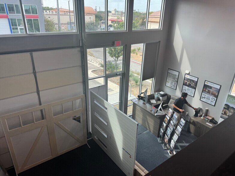 2512 W Pecan St, Pflugerville, TX à louer - Photo du bâtiment - Image 2 de 11