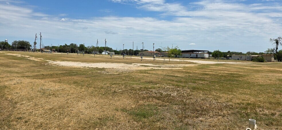 200 W 3rd Ave, Nixon, TX for lease - Primary Photo - Image 1 of 4