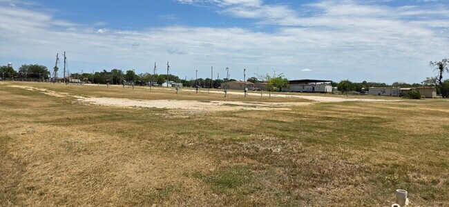 More details for 200 W 3rd Ave, Nixon, TX - Land for Lease