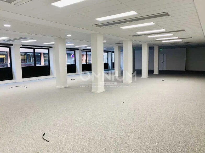 Flex in Lyon for lease - Building Photo - Image 3 of 6