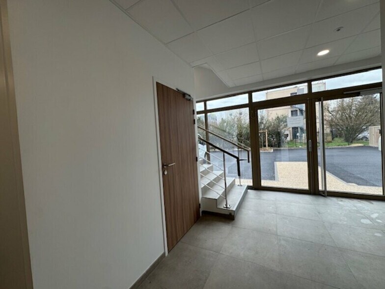 Office in Villefranche-sur-Saône for lease - Interior Photo - Image 2 of 3