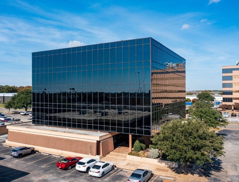 235 NE Loop 820, Hurst, TX à louer - Photo du bâtiment - Image 2 de 14