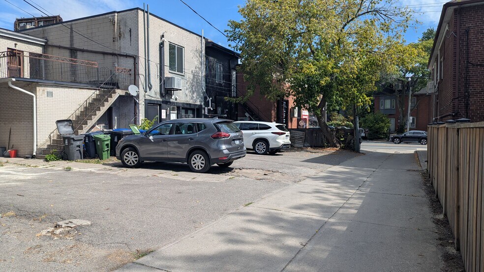 693 St Clair Ave W, Toronto, ON à vendre - Photo du bâtiment - Image 3 de 3