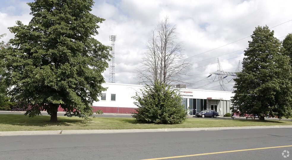 1450 Rue Marie-Victorin, St-Bruno-de-Montarville, QC à louer - Photo du bâtiment - Image 2 de 2