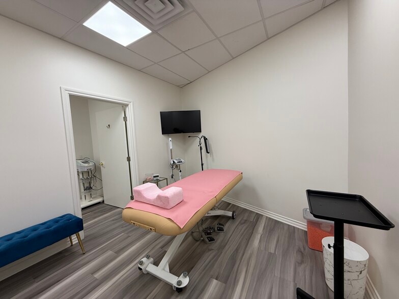 20011 Ventura Blvd, Woodland Hills, CA for lease - Interior Photo - Image 1 of 9