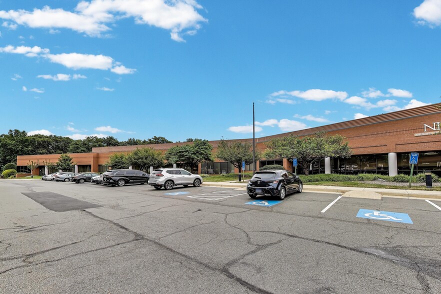 365 Herndon Pky, Herndon, VA for lease - Building Photo - Image 3 of 8
