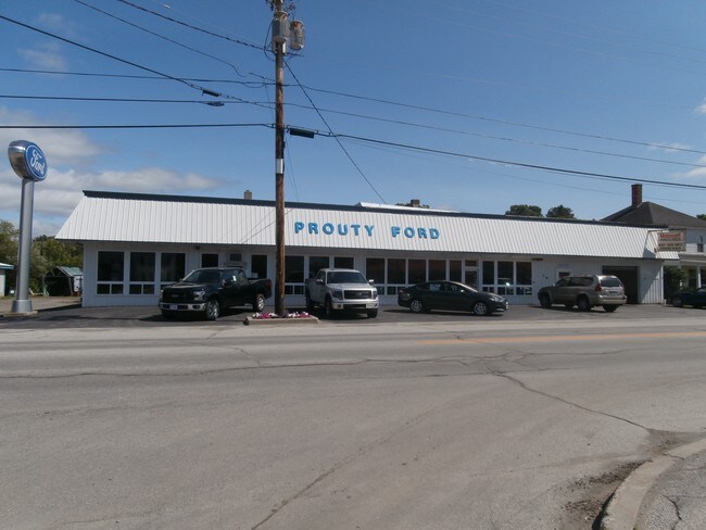Plus de détails pour 19 Summer St, Dover-Foxcroft, ME - Commerce de détail à vendre