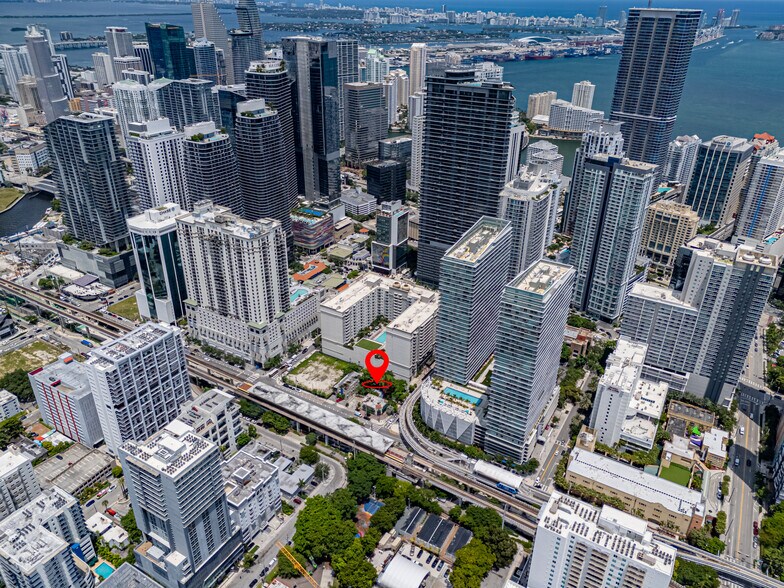 75 SW 11th St, Miami, FL à vendre - Photo du bâtiment - Image 2 de 4