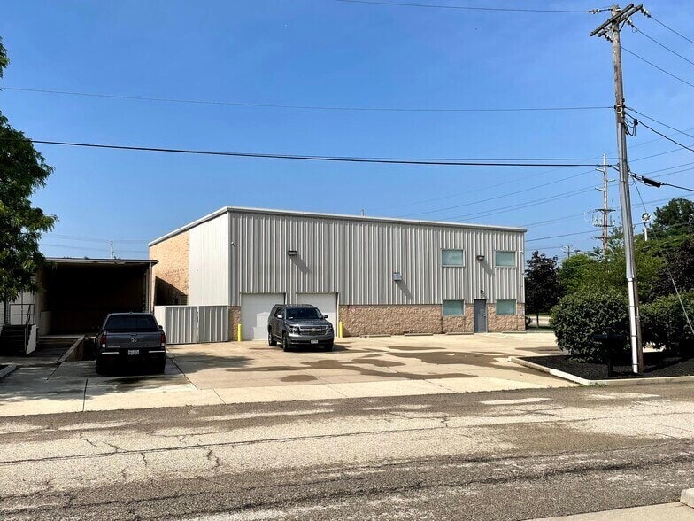 10691 Kenwood Rd, Cincinnati, OH à louer Photo du bâtiment- Image 1 de 5