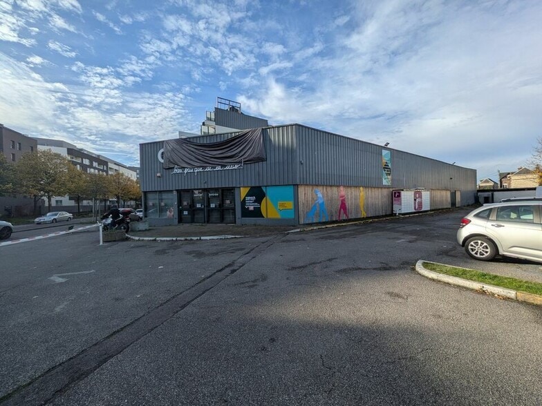 Retail in Rouen for lease - Building Photo - Image 2 of 3