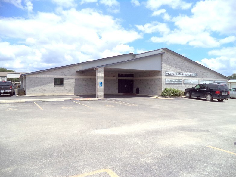 515 N King St, Seguin, TX à vendre - Photo du bâtiment - Image 1 de 14