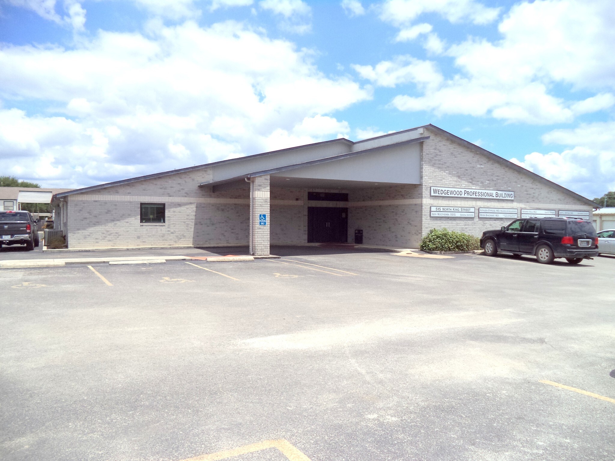 515 N King St, Seguin, TX à vendre Photo du bâtiment- Image 1 de 15