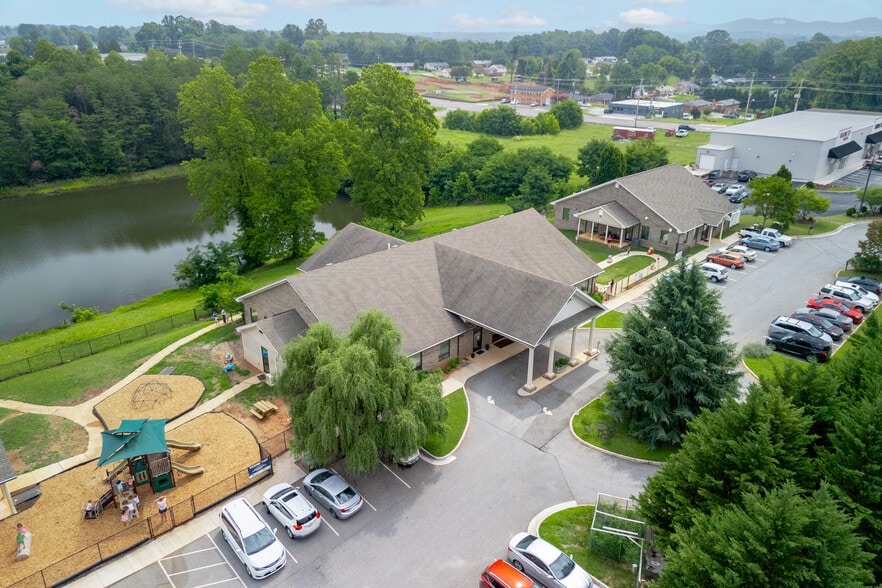 1071 Woodberry Square Pl, Lynchburg, VA for sale - Building Photo - Image 2 of 34