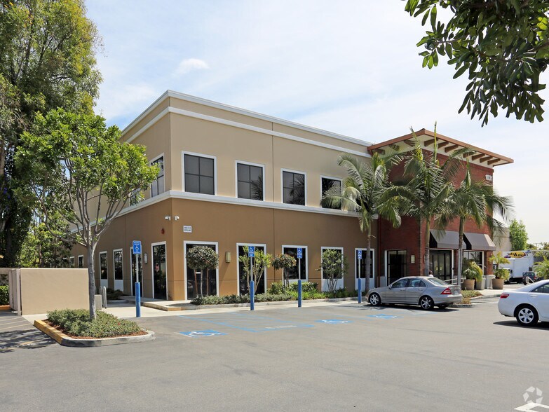 1031 W Chapman Ave, Orange, CA à louer - Photo du bâtiment - Image 3 de 7