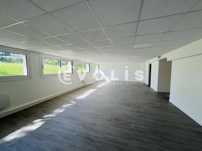 Office in Maisons-Alfort for lease - Interior Photo - Image 2 of 11