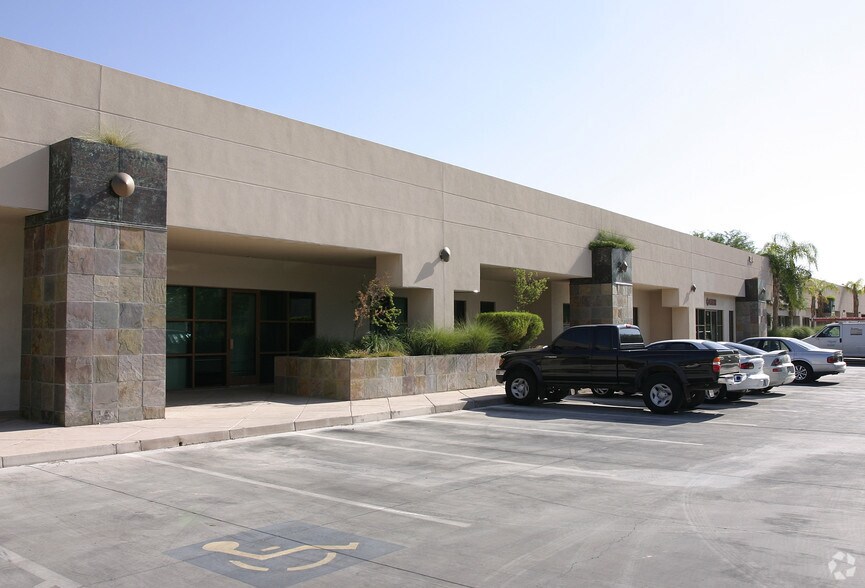 3010 W Charleston Blvd, Las Vegas, NV à louer - Photo du bâtiment - Image 2 de 8