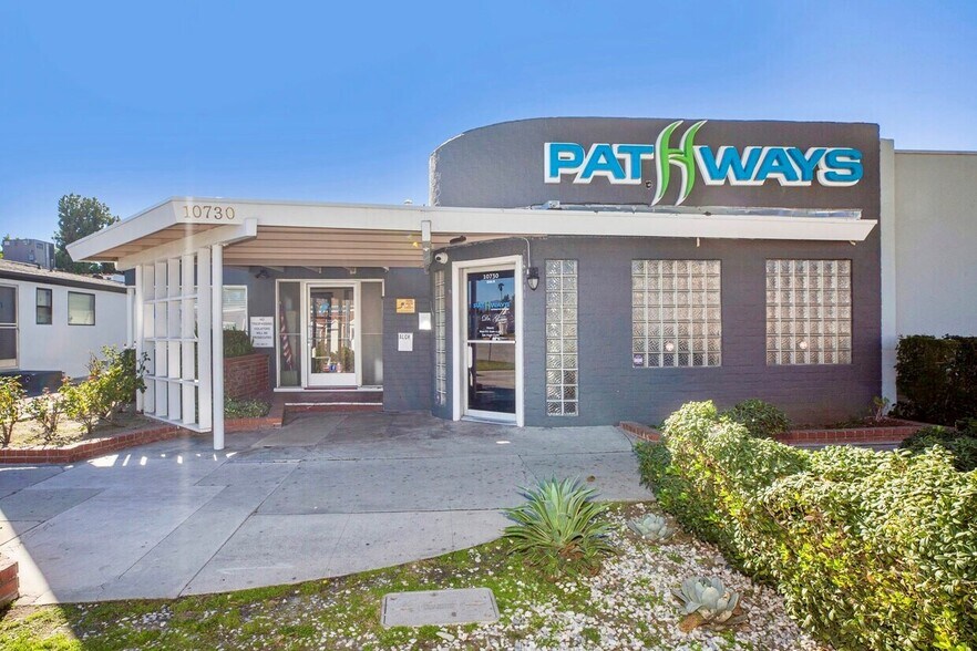 10730 Riverside Dr, Toluca Lake, CA à vendre - Photo du bâtiment - Image 2 de 30