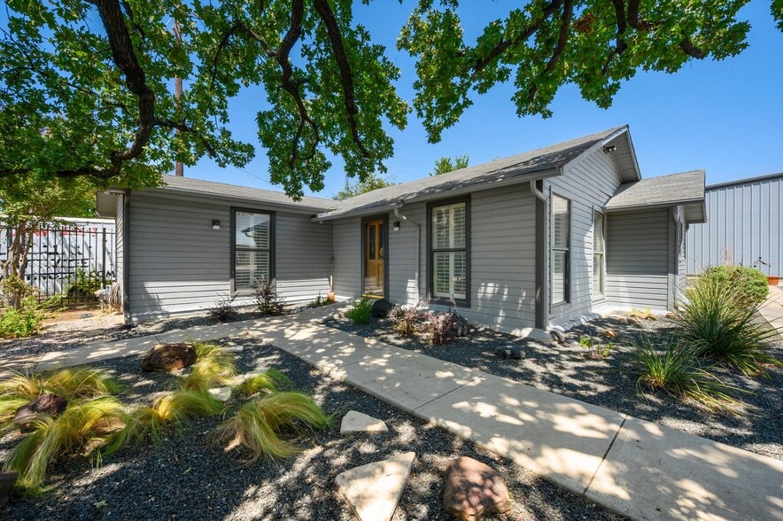 2655 Myrtle Springs Ave, Dallas, TX for sale - Building Photo - Image 2 of 50