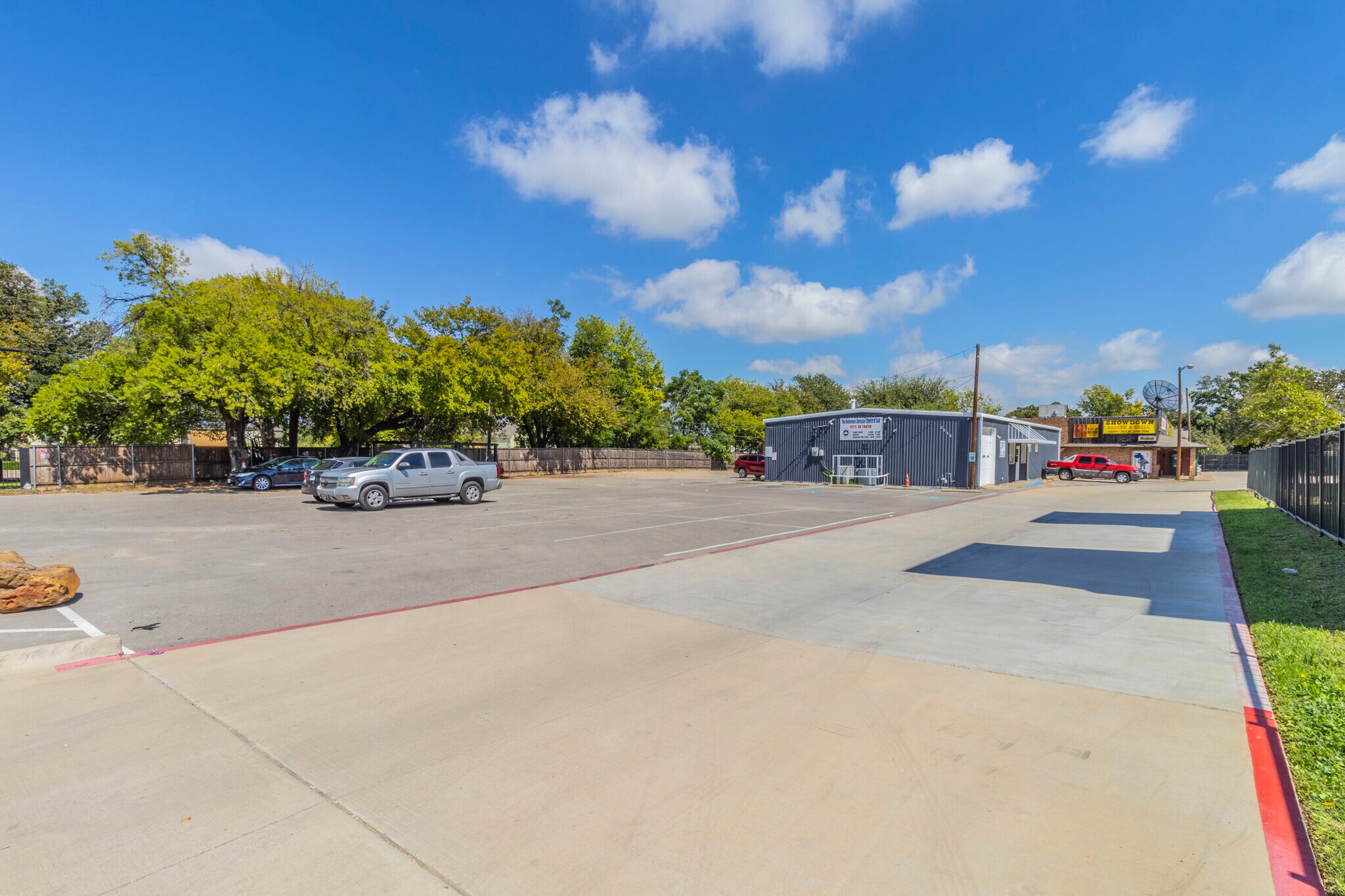 2015 S Cooper St, Arlington, TX à louer Photo du bâtiment- Image 1 de 14