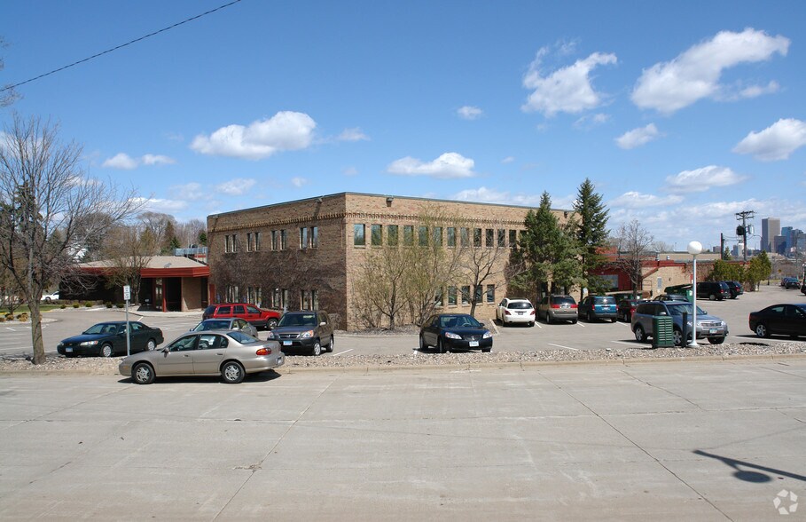 2501 Wayzata Blvd, Minneapolis, MN à vendre - Photo du bâtiment - Image 1 de 4