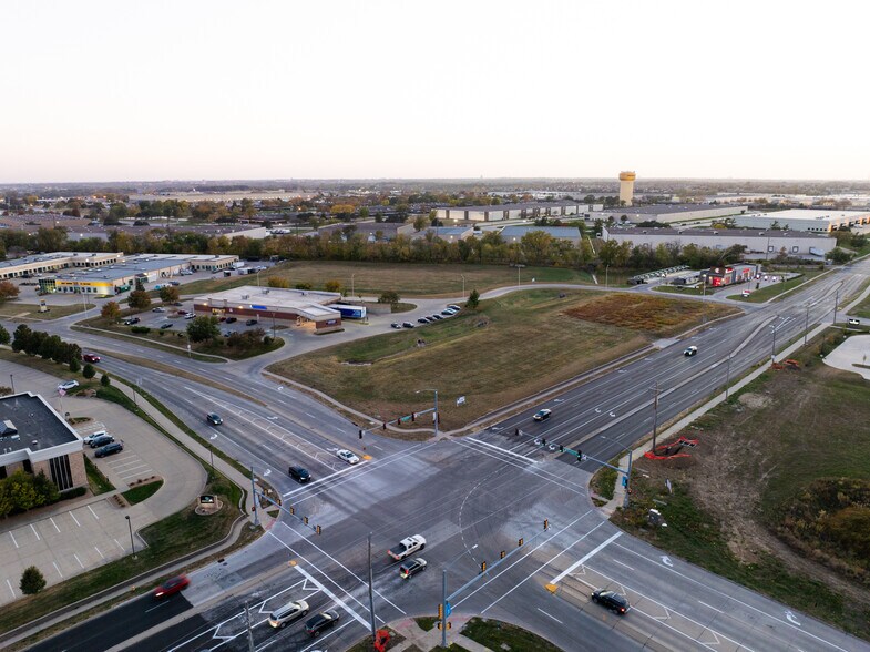 10900 Meredith Dr, Urbandale, IA à vendre - Photo du bâtiment - Image 2 de 10