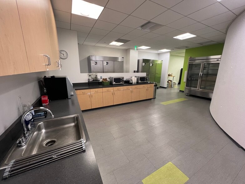 1 Baxter Way, Westlake Village, CA for lease - Interior Photo - Image 2 of 7