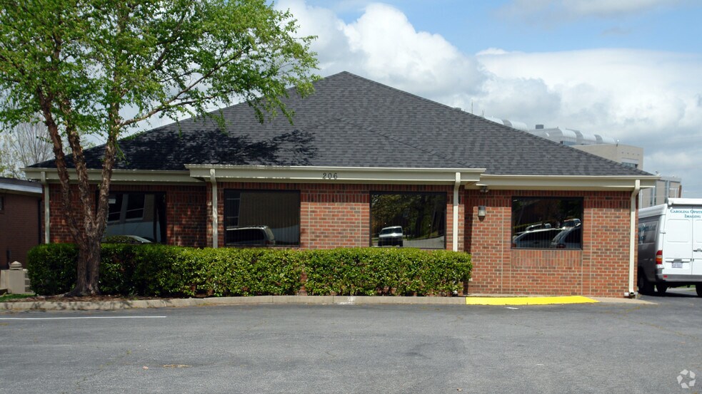 206 Gatewood Ave, High Point, NC for lease - Primary Photo - Image 1 of 3