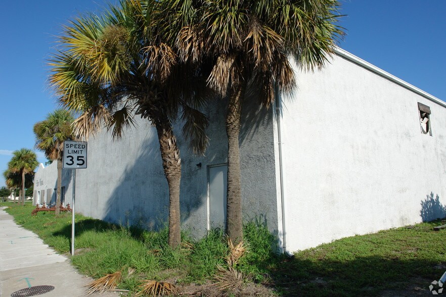 2610 Orange Ave, Fort Pierce, FL à vendre - Photo du bâtiment - Image 3 de 32