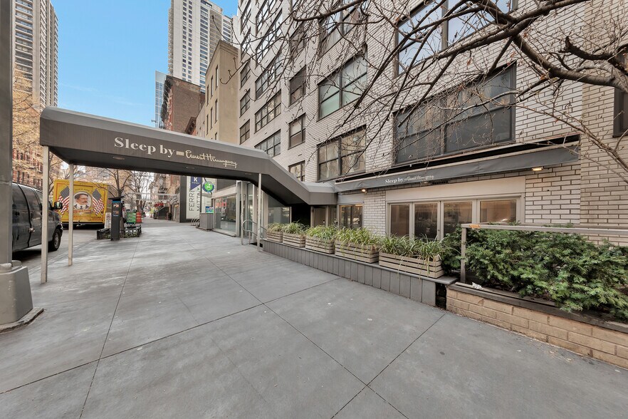 222 E 58th St, New York, NY à louer - Photo du bâtiment - Image 2 de 6