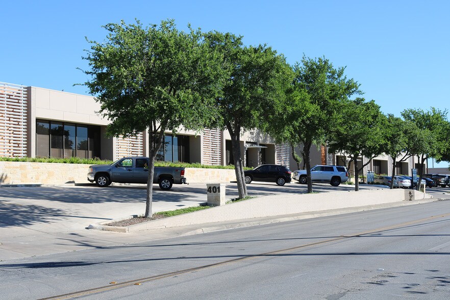 401 Isom Rd, San Antonio, TX à louer - Photo du bâtiment - Image 3 de 9