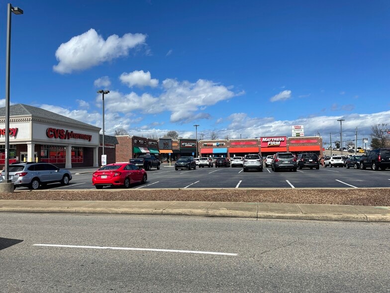 2111 N Roan St, Johnson City, TN à louer - Photo du bâtiment - Image 3 de 6