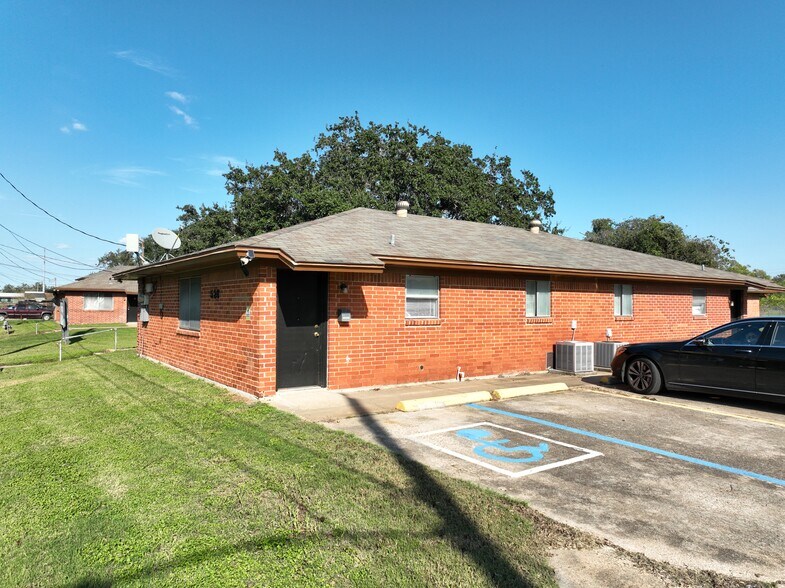 526 Wilkes St, Wharton, TX à vendre - Photo du bâtiment - Image 2 de 12
