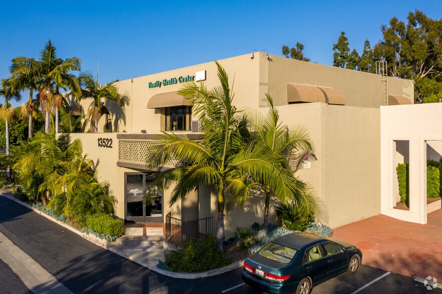 13522 Newport Ave, Tustin, CA à vendre - Photo du bâtiment - Image 2 de 8