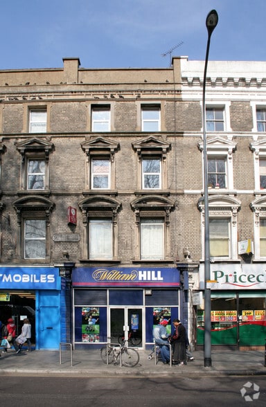 136 Uxbridge Rd, Londres à vendre - Photo du bâtiment - Image 2 de 4