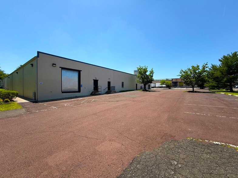 200 Commerce Dr, Montgomeryville, PA for sale - Building Photo - Image 2 of 16