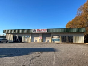 1321 Cedar Lane Rd, Greenville, SC à louer Photo du bâtiment- Image 2 de 3