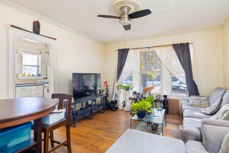 Lynn Portfolio portefeuille de 2 propriétés à vendre sur LoopNet.ca - Photo du bâtiment - Image 2 de 32