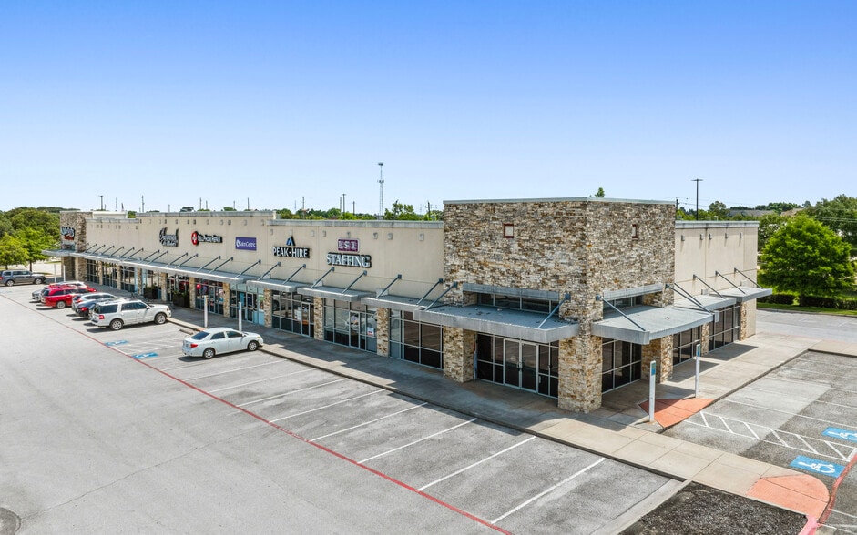 Fairmont Parkway Shopping Center portfolio of 4 properties for sale on LoopNet.ca - Building Photo - Image 3 of 12