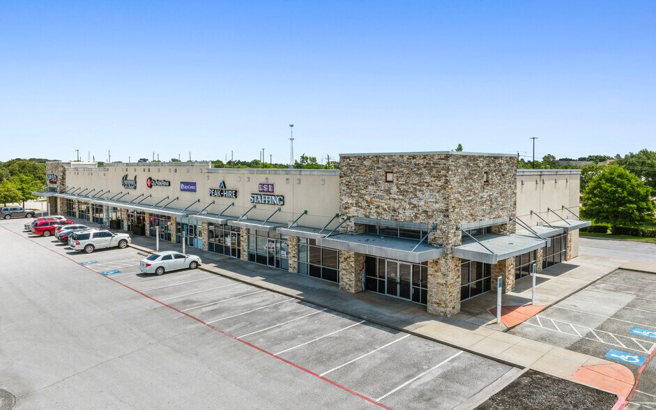 Fairmont Parkway Shopping Center portefeuille de 4 propriétés à vendre sur LoopNet.ca - Photo du bâtiment - Image 3 de 12