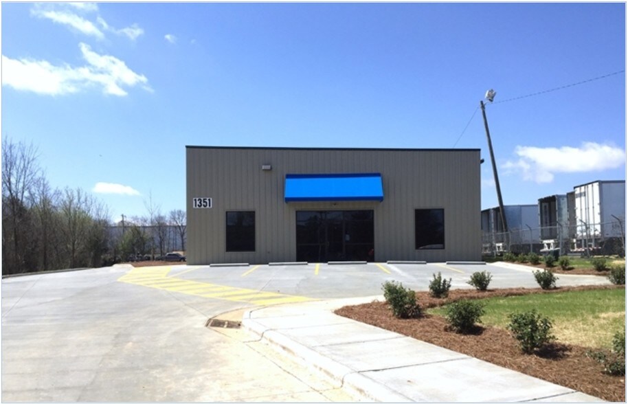 1351 Continental Blvd, Charlotte, NC for lease - Primary Photo - Image 1 of 3