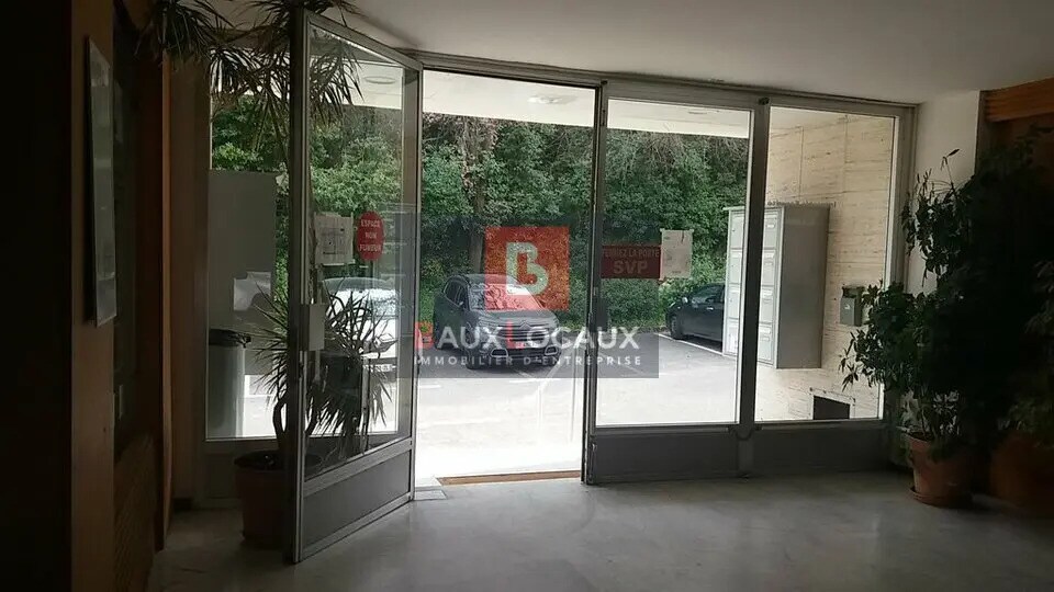 Office in Nîmes for lease - Lobby - Image 3 of 3